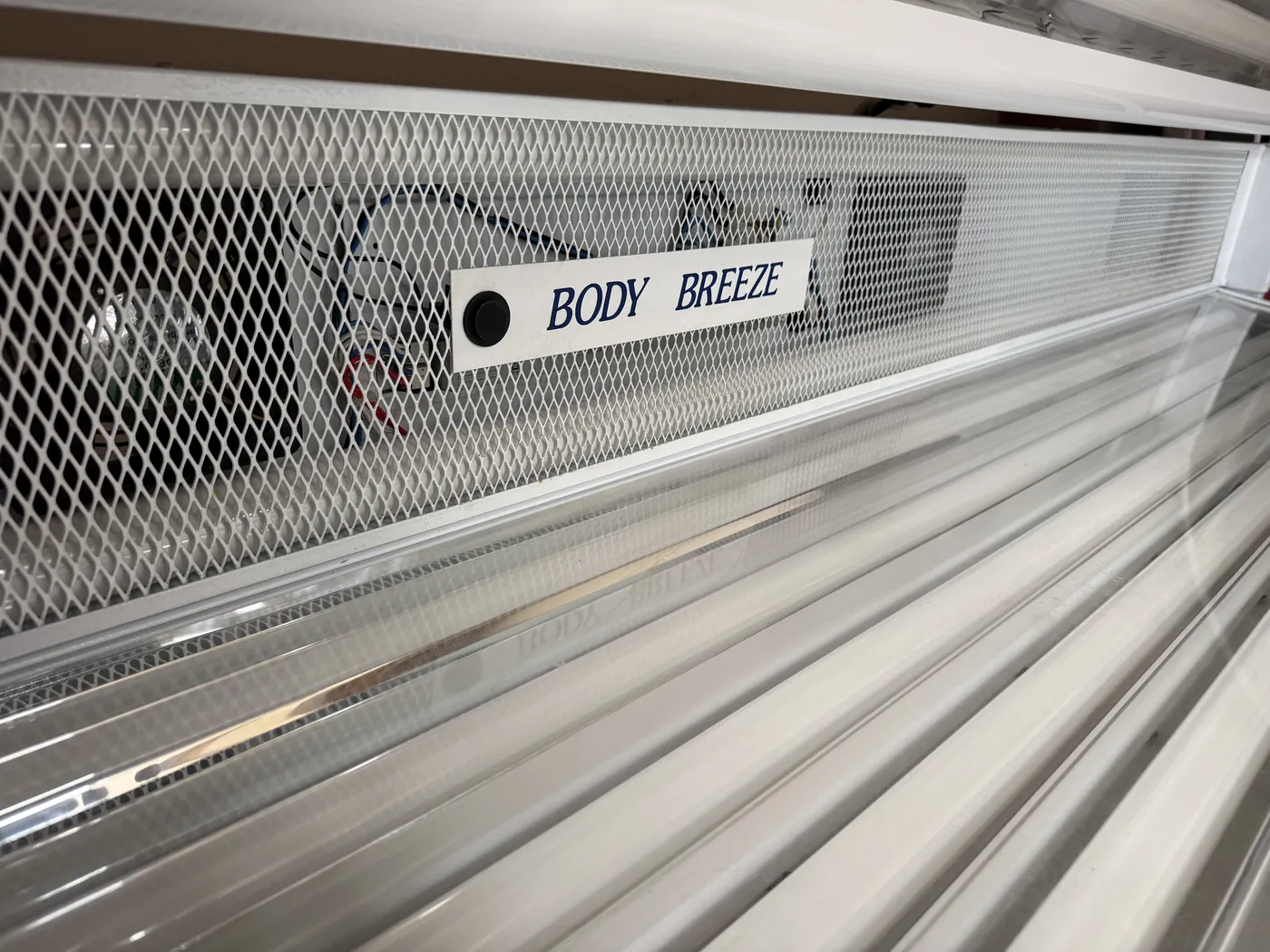 Close-up of the Double Unit's Body Breeze vent and side tanner